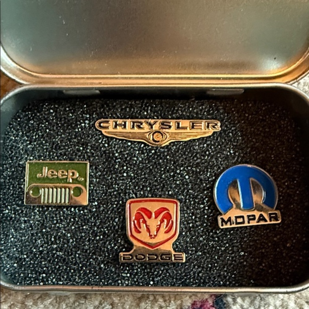 DaimlerChrysler Metal Tin with 5 brands pins